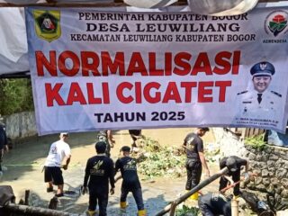 Cegah Banjir dan Jaga Kelestarian, Kades Leuwiliang Pimpin Langsung Aksi Normalisasi Sungai Cigatet