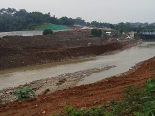 Warga Kutamekar Geram! Proyek Bendungan Cibeet Rusak Jalan Desa dan Lingkungan, PT Waskita Karya Dituding Lalai