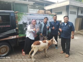 PT Antam Tbk UBPE Pongkor Salurkan 3 Sapi dan 66 Kambing Kurban untuk Warga Nanggung melalui Program CSR