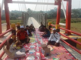 Warga Leuwisadeng Gelar Syukuran Peresmian Jembatan Gantung, Akses Transportasi Semakin Mudah