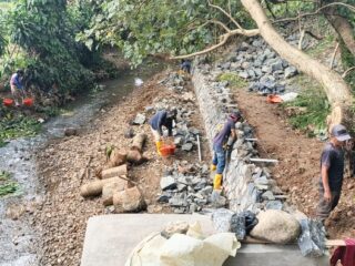Proyek Tembok Penahan Tanah di Desa Kalong Liud Dicurigai Tidak Transparan