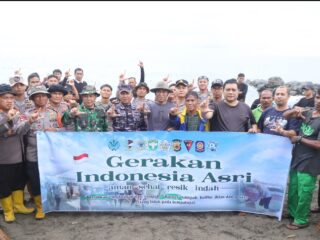 Gerakan Nasional ASRI: Polres Lhokseumawe, TNI, dan Pemda Bersatu Bersihkan Pantai