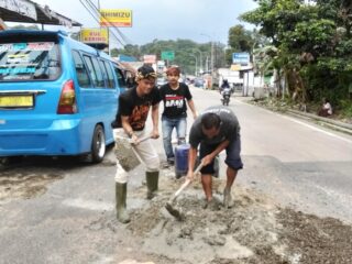 Jalan Nasional Jasinga-Cigudeg Rusak Parah, Pemuda Turun Tangan: Pajak Rakyat ke Mana?
