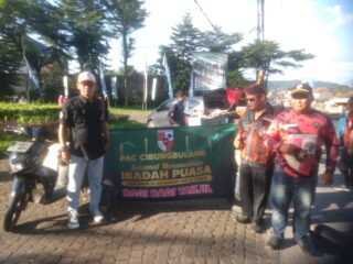 Momentum Ramadan, PAC Pemuda Pancasila Cibungbulang Gelar Aksi Sosial Berbagi Takjil