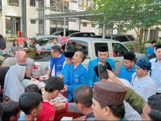 Inspiratif! KNPI Bogor Keliling Bogor Barat Bagi-bagi Takjil, Warga: Mantap!