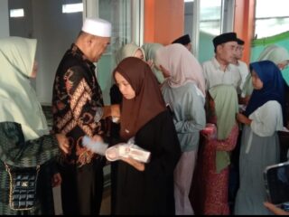 Peduli Duafa di Penghujung Ramadhan, Kades Cicadas Santuni 1.105 Janda dan Yatim