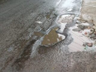 Jalan Berlubang di Cijeruk Telan Puluhan Korban, Warga Desak PUPR Bertanggung Jawab