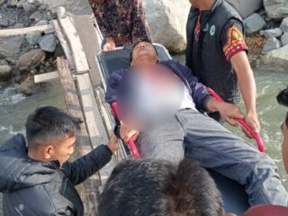 Gagal Melintas, Sepatu Korban Tersangkut Papan Longgar, Berakhir di Puskesmas