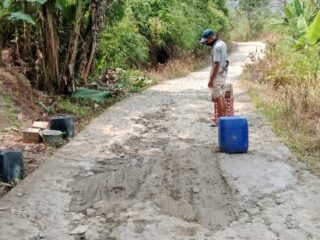 Tak Tunggu Pemerintah, Warga Ciparay Nanggung Kompak Perbaiki Jalan Rusak Secara Swadaya