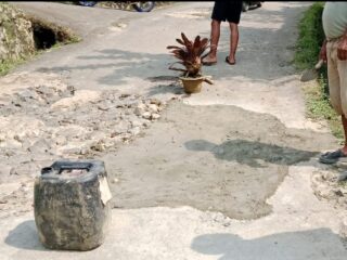 Lelah Menanti Anggaran, Warga Cisarua Swadaya Perbaiki Jalan Rusak Parah