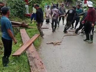 Tak Kenal Batas Wilayah, Warga Bener Meriah hingga Aceh Tengah Bersatu Perbaiki Jembatan Rusak