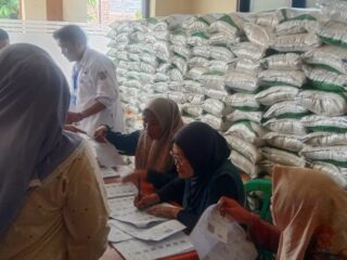 Desa Cibatok I Salurkan Bantuan Pangan kepada 1.471 KPM