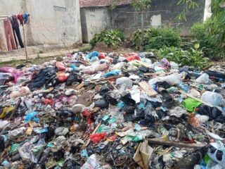 Warga Babakan Sadeng Keluhkan Bau Tak Sedap dan Ribuan Lalat Akibat TPS Liar di Lahan Kosong