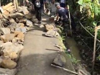 Prihatin Jalan Rusak Tak Tersentuh Anggaran Desa, Haji Baster Biayai Pengecoran dari Kantong Pribadi