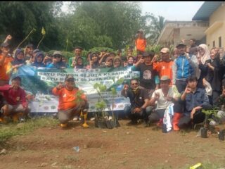Antisipasi Bencana, Pemdes Pamijahan Padukan Bersihkan Sampah dan Tanam Pohon