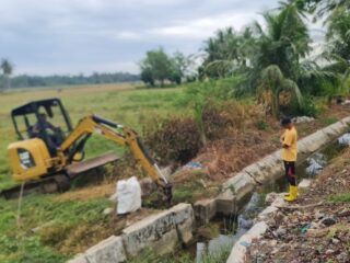 Wujud Kepedulian terhadap Petani, Gampong Jeumpa Berghang Normalisasi  Saluran Pertanian