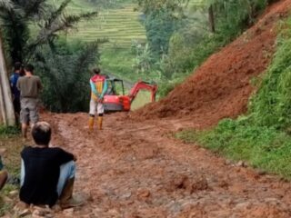Longsor Berturut-turut Tutup Akses Tanjakan Jengkol Malasari, Pembersihan Masih Berlangsung