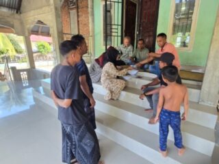 Lancar dan Tertib, Keuchik Sanusi St Salurkan Santunan Anak Yatim dan BLT di Gampong Tanah Luas