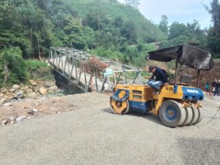 JALAN TAJUK ENANG‑ENANG: SEMANGAT BERSAMA WARGA DAN RENCANA TERTATA PEMERINTAH DEMI KESELAMATAN SERTA KELANJUTAN PERHUBUNGAN WILAYAH