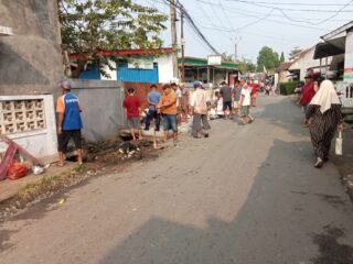 Puluhan warga RW 03 Desa Babakan Sadeng kerja bakti membersihkan gorong-gorong dan saluran air di sepanjang jalan dusun 2 Minggu Pagi ini